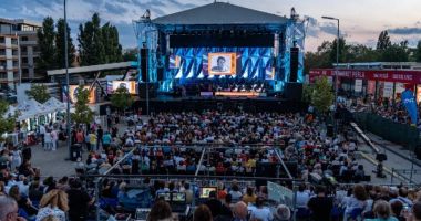 Stire din Cultură-Educație : Festivalul “Mamaia” revine în august, în Piațeta Perla din stațiune