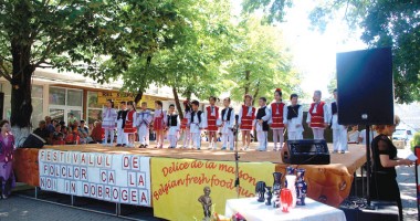 Stire din Cultură-Educație : Trofeul Festivalului "Ca la noi în Dobrogea" a rămas în Medgidia