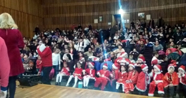 Stire din Cultură-Educație : Festivalul de poezie amuzantă "În așteptarea lui Moș Crăciun"