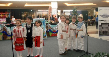 Stire din Cultură-Educație : Festivalul "E vremea colindelor" - căldura sărbătorilor de iarnă adusă de cei mici