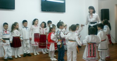 Stire din Cultură-Educație : Festivalul de folclor "Mlădițe Dobrogene", pe scena din Poarta Albă