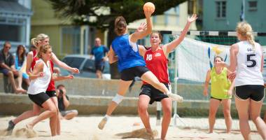 Stire din Sport : Stațiunea Mamaia, gazda Festivalului de handbal pe plajă