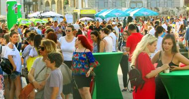 Stire din Social : Festivalul înghețatei vă așteaptă în piața "Ovidiu"