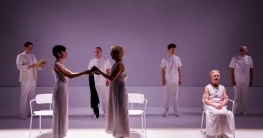 Stire din Cultură-Educație : Teatrul de Stat Constanța intră în sezonul marilor festivaluri naționale. „Incendii” ajunge la Piatra Neamț și Sibiu