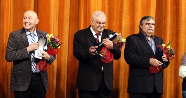 Stire din Cultură-Educație : Festivitate emoționantă pe scena Casei de Cultură. "Când am aflat, am început să plâng!"