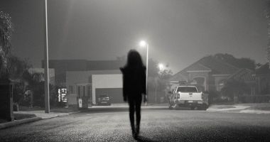 Stire din Eveniment : O fetiţă de doi ani rătăcea singură pe străzi, în toiul nopţii. Mama sa a fost găsită beată