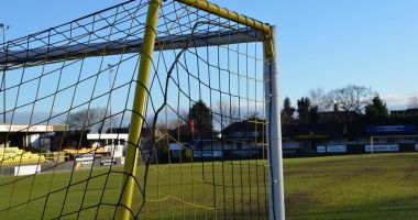 Stire din Eveniment : O fetiță de opt ani, rănită după ce o poartă de fotbal din curtea şcolii s-a desprins şi a doborât-o