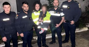 Stire din Eveniment : O fetiţă de trei ani, desculţă și doar în rochie, găsită rătăcind pe stradă