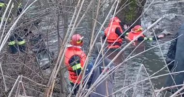 Stire din Eveniment : O fetiță de șase ani a murit după ce a căzut într-un pârâu. Salvatorii îl caută în apă și pe fratele ei