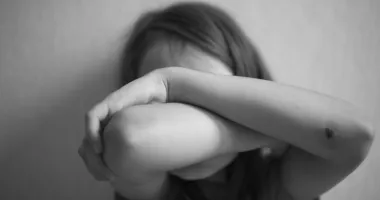 Stire din Eveniment : Pedeapsă dură pentru femeia care i-a permis concubinului ei să-i violeze fiica timp de patru ani