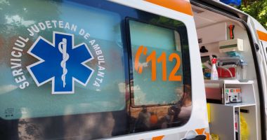 Fetiță de 2 ani rănită după ce a căzut din mașina aflată în mers