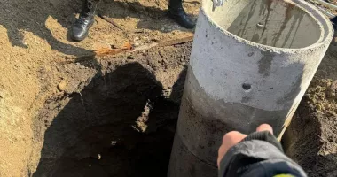 Stire din Eveniment : Intervenție dramatică. Fetiță de opt ani căzută într-o fântână aflată în construcție