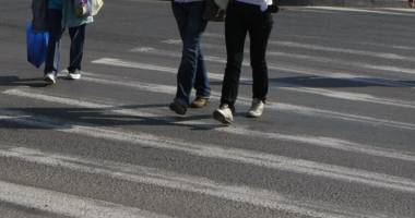 Stire din Eveniment : Fetiță de șase ani, lovită de mașină
