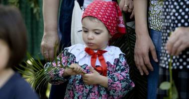 Stire din Cultură-Educație : SĂRBĂTOAREA FLORIILOR / Mii de credincioși  au participat la procesiune