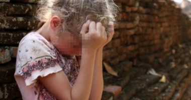 Stire din Eveniment : CAZ CUTREMURĂTOR! Părinții și-au închiriat fetița de 3 ani unui pedofil. Scenele porno, filmate