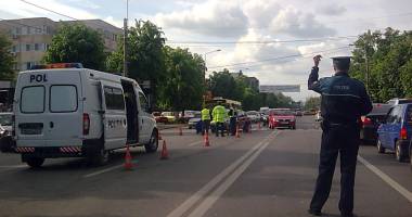 Stire din Eveniment : Fetițe de 9 și 10 ani, lovite pe "zebră" în fața școlii Spectrum