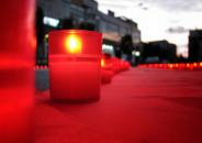 Stire din Sănătate : Lumânări aprinse în memoria bolnavilor răpuși de SIDA