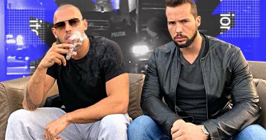 Stire din Eveniment : Frații Tate, scoși din arestul la domiciliu și duși la sediul DIICOT