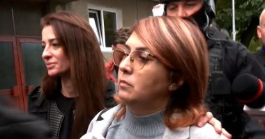 Stire din Eveniment : Fiica milionarului ucis în atentatul cu bombă de la Arad adusă sub escortă la București