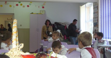 Stire din Cultură-Educație : "File de toamnă", o super-activitate la Școala nr. 1 Poarta Albă