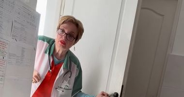 Stire din Eveniment : Medic de familie, filmat în timp ce reproşează unui pacient că merge la cabinet: „Iar venişi? Ieşi afară de la mine din cabinet!”