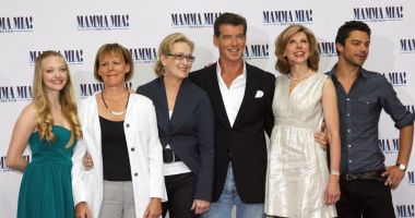 Stire din Cultură-Educație : Mamma Mia!  Meryl Streep și Pierce Brosnan vă invită la film