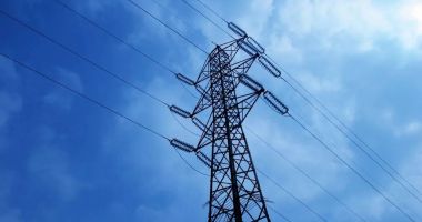 Stire din Eveniment : Blocat în firele de înaltă tensiune, un bărbat a suferit arsuri grave, după ce s-a electrocutat