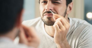 Stire din Sănătate : De ce nu ar trebui să smulgeți firele de păr din nas și ce alternative aveți