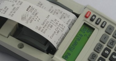 Stire din Economie : Firmele, obligate să se doteze cu case de marcat electronice până la finalul lui 2014