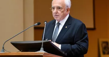 Stire din Economie : Mugur Isărescu (BNR): „Discuții despre intrarea în zona euro peste 5 ani, dacă programul pentru reducerea deficitului funcționează“