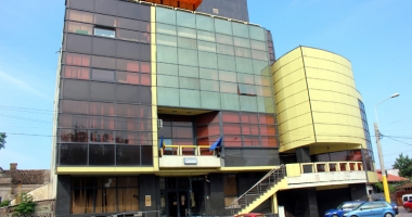 Stire din Economie : Fiscul vinde terenuri, plantații de viță  de vie, utilaje industriale și autoturisme,  la preț de chilipir