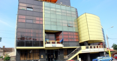 Stire din Economie : Fiscul vinde autoturisme, baionete, bastoane pentru autoapărare și multe alte chilipiruri