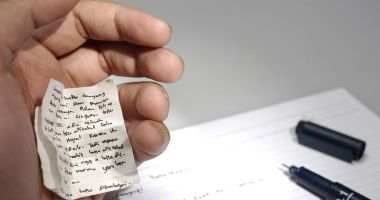 Stire din Cultură-Educație : RUȘINE. Elev de la Colegiul Național "Mircea cel Bătrân", prins cu copiuțe la bac și eliminat din examen