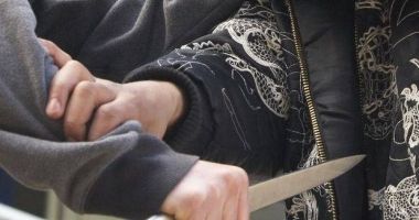 Un bărbat și-a înjunghiat fiul venit din Italia