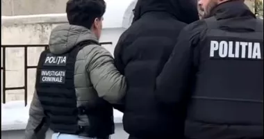 Stire din Eveniment : Tânărul român care și-a omorât mama în Franța a fost recunoscut și arestat