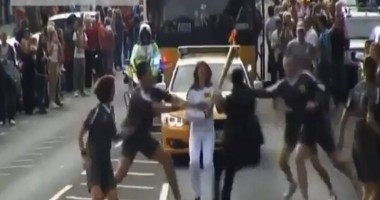 Stire din Sport : Un bărbat a încercat să fure flacăra olimpică din mâinile purtătorului / Video