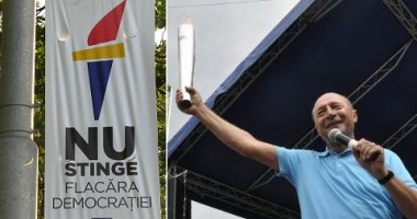 Stire din Politică-Administrație : Traian Băsescu / "Flacăra democrației a rămas aprinsă"