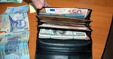 Stire din Eveniment : Jefuiau bătrâni după ce le spuneau povești lacrimogene