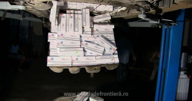 Contrabandiști prinși în flagrant într-un centru comercial din Constanța, cu 10.000 de pachete cu țigări - 3