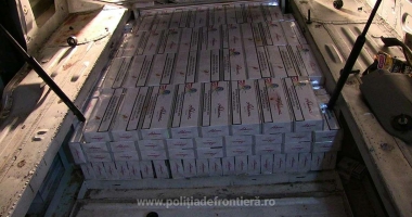 Contrabandiști prinși în flagrant într-un centru comercial din Constanța, cu 10.000 de pachete cu țigări - 4