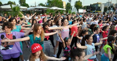 Stire din Sport : Dansatorii de la Total Dance Center, flashmob cu ocazia Zilelor Constanței