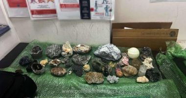 Stire din Eveniment : 27 de kilograme de flori de mină, posibil din patrimoniul naţional, descoperite într-un colet