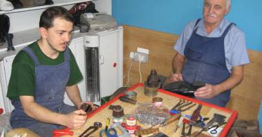 Stire din Economie : Veteranul cizmarilor din Constanța și-a luat adio de la meserie după 55 de ani  de activitate