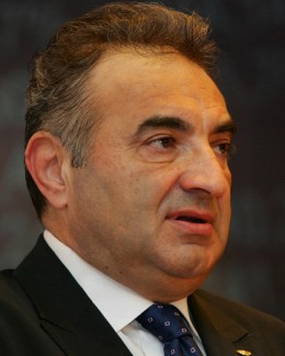 Stire din Economie : Ministrul finanțelor retează coada mamutului interministerial