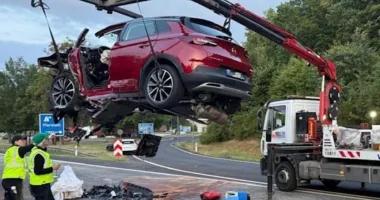 O mașină a intrat pe contrasens și a provocat dezastrul. Doi morți și trei copii răniți grav
