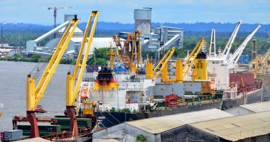 Stire din Social : Flota comercială a României, acum 20 de ani. "Prizonieri" pe nava "Avrig"