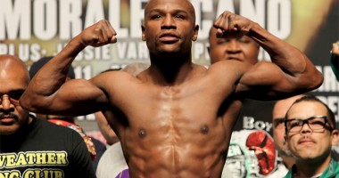 Stire din Sport : Floyd Maywheater și-a păstrat, la puncte, centurile la box