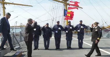 Stire din Eveniment : Forțele Navale Române prezintă sistemul de drone V-BAT la bordul fregatei „Regina Maria”