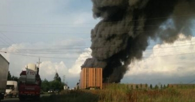 Stire din Eveniment : FOTO-VIDEO. INCENDIU PUTERNIC la două depozite din Balotești