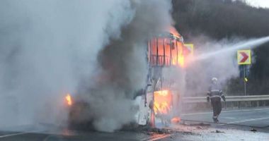 Un autocar cu 50 de persoane, cuprins de flăcări în Pasul Gutâi. Pasagerii au reușit să se salveze